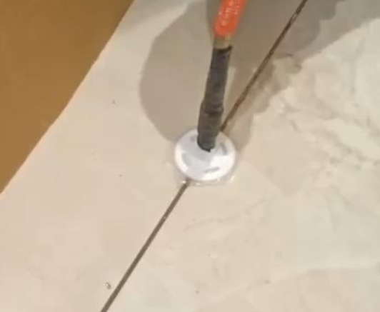 来凤瓷砖空鼓维修公司专业解答瓷砖在铺贴过程中，如果没有涂抹均匀到位的粘结材料（如水泥砂浆或瓷砖胶），可能会导致以下问题