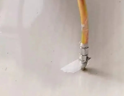 来凤瓷砖空鼓维修公司专业解答在瓷砖铺贴过程中，如果使用的砂料过粗（如全部使用了粗砂），可能会导致以下问题