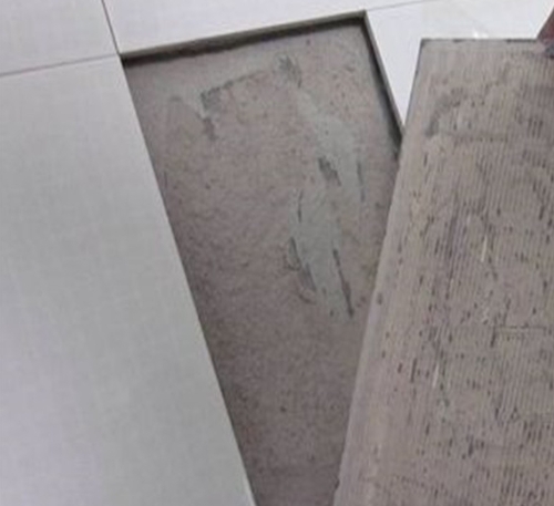 来凤瓷砖空鼓维修公司分享瓷砖铺贴时如果打浆（即涂抹在瓷砖背面和基层上的砂浆或瓷砖胶）过少，会带来以下问题